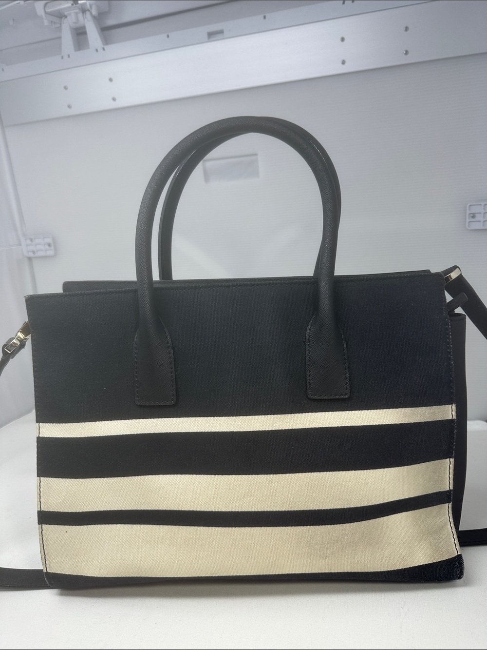 Kate Spade Satchel tote - Picture 5 of 9